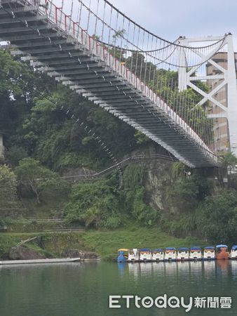 ▲碧潭吊橋下驚見浮屍，死者是17歲少年。（圖／記者陸運陞翻攝，下同）