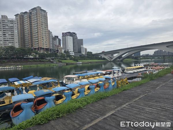 ▲碧潭吊橋下驚見浮屍，死者是17歲少年。（圖／記者陸運陞翻攝，下同）
