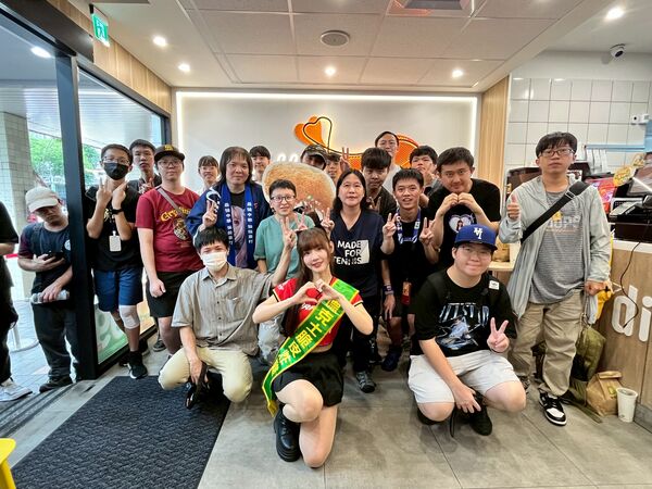 ▲人氣 Dragon Beauties小龍女小映於7/31現身德克士台北馬偕店，擔任一日店長，親自迎賓互動，粉絲排隊熱情爆棚！。（味全龍提供）
