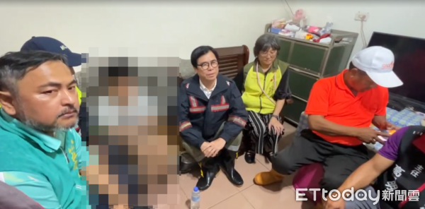 ▲▼             高雄一家五口連人帶車墜谷，市長陳其邁慰問倖存的14歲次子。（圖／記者許宥孺翻攝，下同）