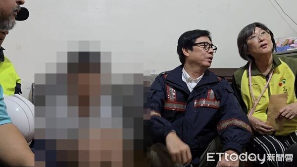 ▲▼             高雄一家五口連人帶車墜谷，市長陳其邁慰問倖存的14歲次子。（圖／記者許宥孺翻攝，下同）