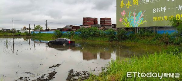 ▲國道第四公路警察大隊追查逃逸BMW車輛，最後發現車輛棄置在台南178縣道水塘中，車上空無一人。（記者林東良翻攝，下同）