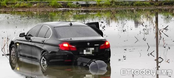 ▲國道第四公路警察大隊追查逃逸BMW車輛，最後發現車輛棄置在台南178縣道水塘中，車上空無一人。（記者林東良翻攝，下同）