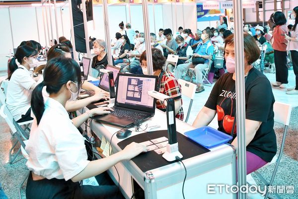 ▲▼   民眾凌晨兩點半排隊奪得頭籌！嘉義購物節滿千送百首日人氣夯 補助總額2500萬兌完為止   。（圖／嘉義市政府提供）