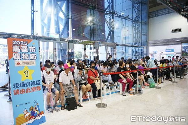 ▲▼   民眾凌晨兩點半排隊奪得頭籌！嘉義購物節滿千送百首日人氣夯 補助總額2500萬兌完為止   。（圖／嘉義市政府提供）