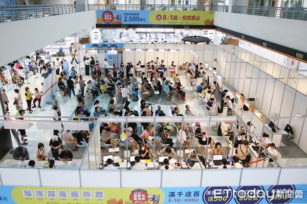 ▲▼   民眾凌晨兩點半排隊奪得頭籌！嘉義購物節滿千送百首日人氣夯 補助總額2500萬兌完為止   。（圖／嘉義市政府提供）