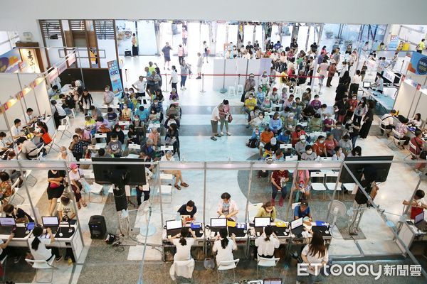 ▲▼   民眾凌晨兩點半排隊奪得頭籌！嘉義購物節滿千送百首日人氣夯 補助總額2500萬兌完為止   。（圖／嘉義市政府提供）