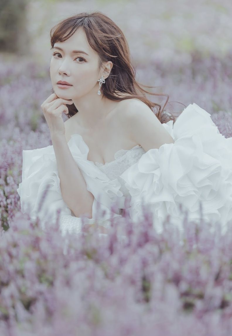 ▲▼  安若選擇 LinLi Boutique最新系列中最具代表性《浪花低語》白紗，作為教堂證婚與婚宴進場禮服   。（圖／品牌提供）