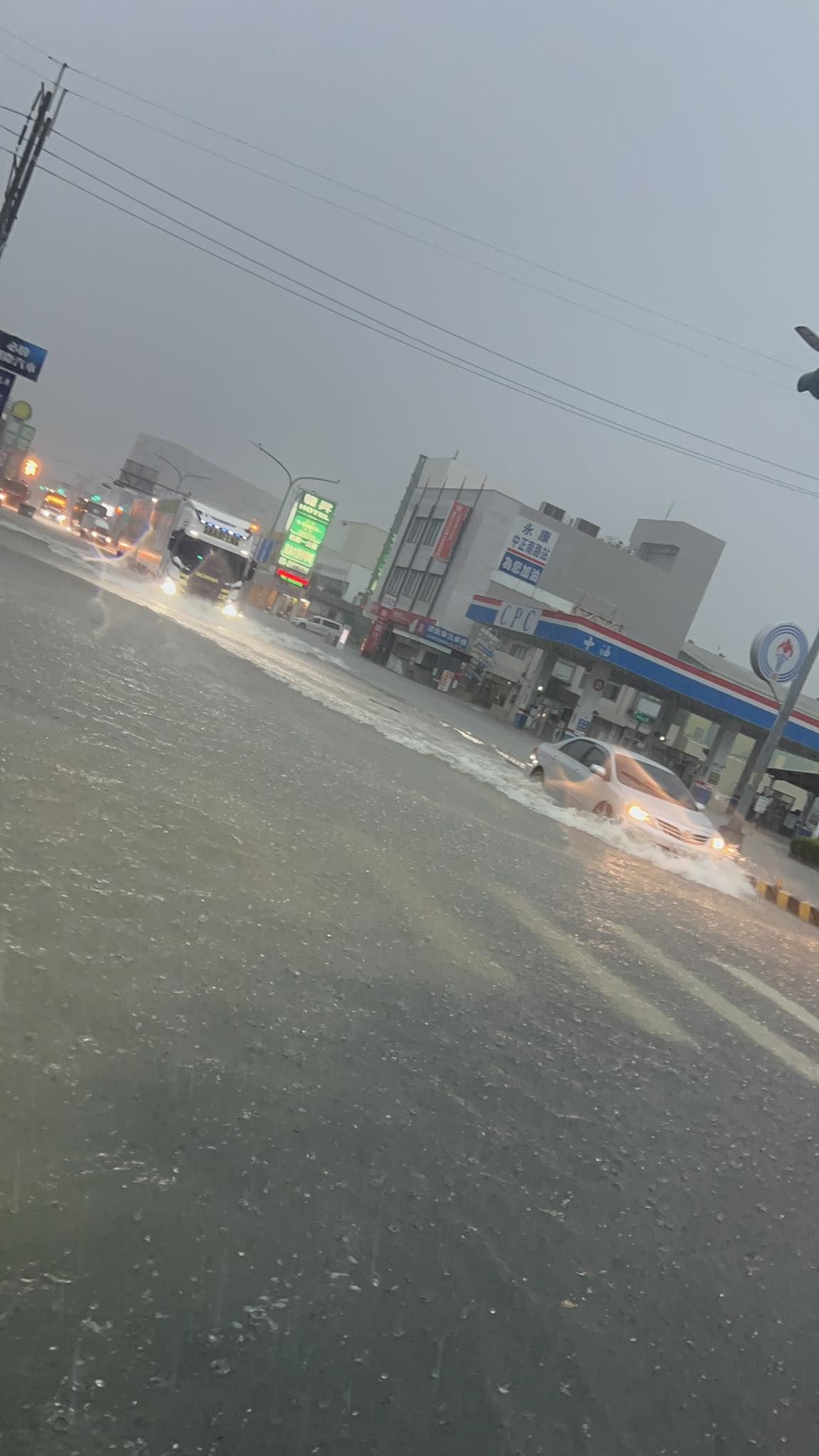 台南淹水，網友撿到4面車牌。（圖／原PO授權提供）