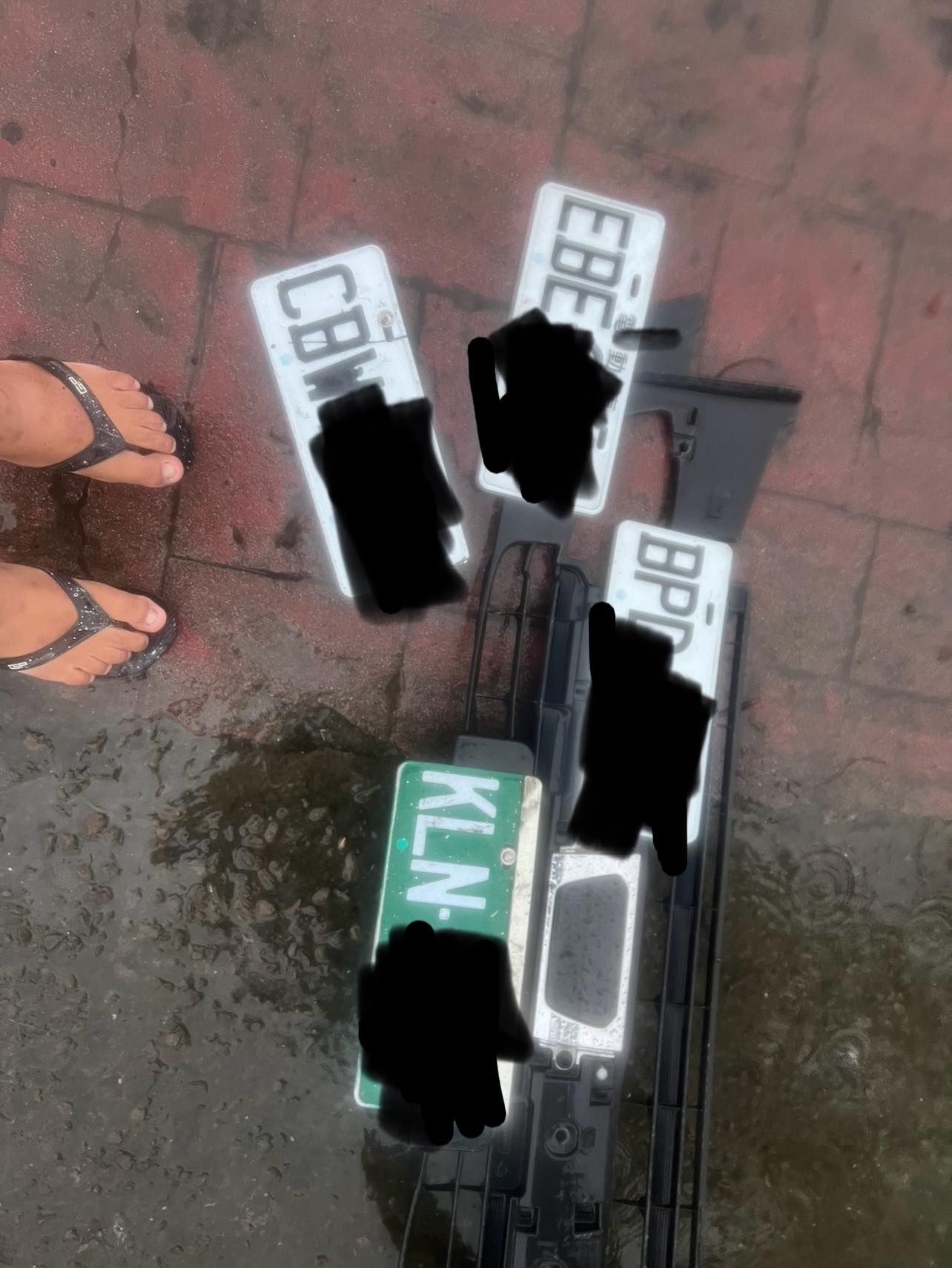 台南淹水，網友撿到4面車牌。（圖／原PO授權提供）