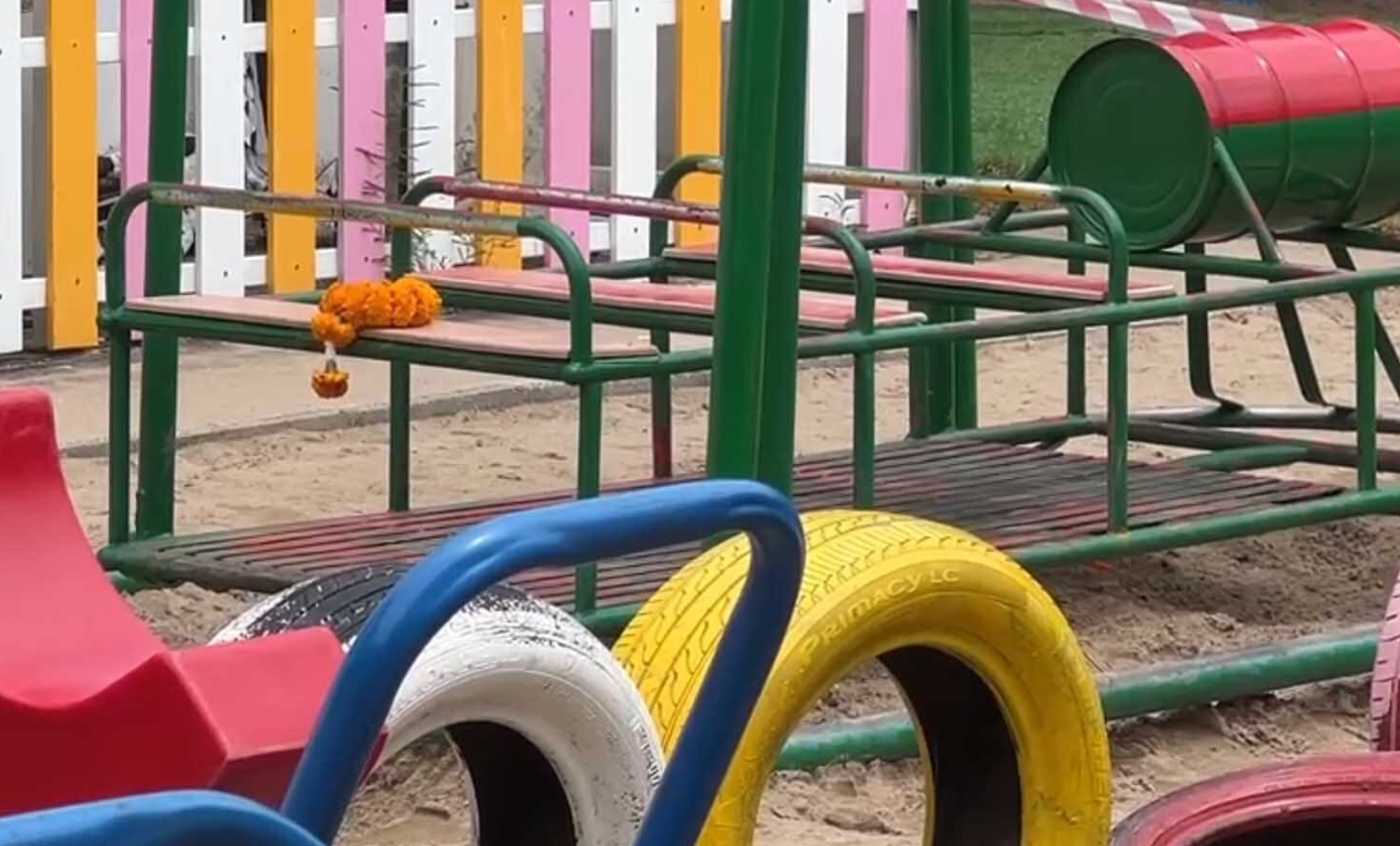 ▲▼女童幫同學推搖搖椅！反彈撞上「肝臟破裂」亡。（圖／翻攝自khaosod）