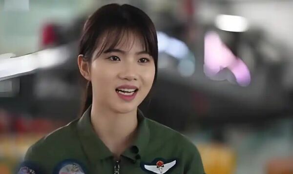 ▲▼  解放軍、女飛官、徐楓燦、神似宋慧喬           。（圖／翻攝 央視）
