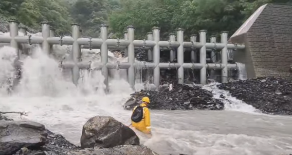 ▲▼屏東霧台鄉長冒險涉溪送藥。（圖／翻攝巴正義臉書）