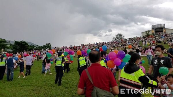 ▲台東關山分局創意宣導結合警友力量深化識詐交安意識。（圖／記者楊晨東翻攝）
