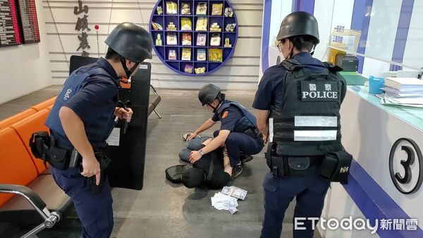 ▲台東關山分局攜手農會防搶演練。（圖／記者楊晨東翻攝）