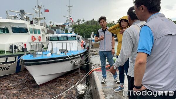 ▲台東富岡港遭漂流木堵塞。（圖／記者楊晨東翻攝）