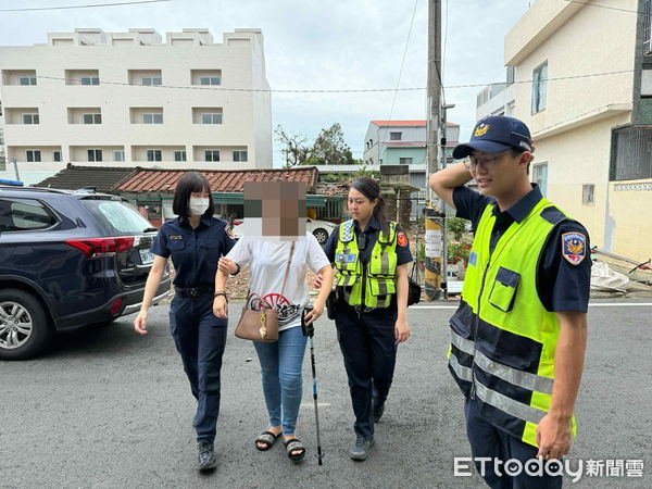 ▲▼    失明女子在路中徘徊 水上暖警護送返家    。（圖／水上分局提供）