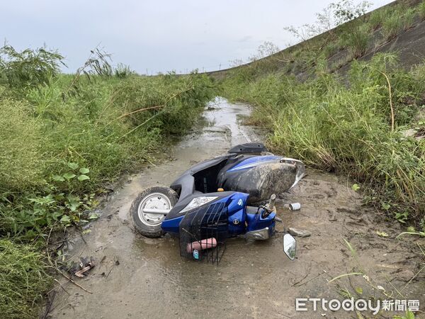 ▲▼    【失智老翁迷途陷泥沼 布袋警救出助返家】   。（圖／布袋分局提供）