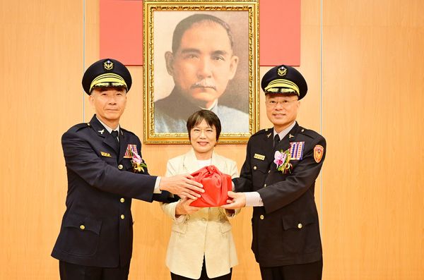▲前國安局副局長黃明昭今天接任警察大學校長，內政部長劉世芳主持監交儀式。（圖／警大提供）