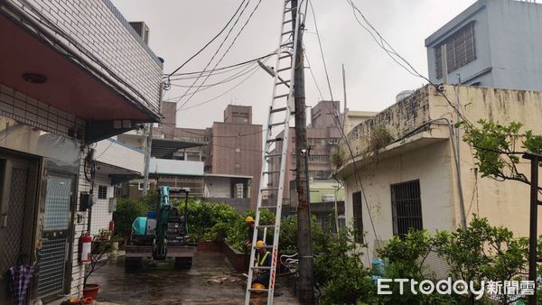 ▲▼台電承攬人員觸電當場命危，送醫搶救。（圖／記者陸運陞翻攝，下同）