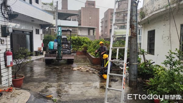 ▲▼台電承攬人員觸電當場命危，送醫搶救。（圖／記者陸運陞翻攝，下同）