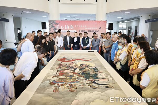 ▲台南市長黃偉哲1日出席鍾馗特展開幕儀式，代表市府接受公益捐贈物資。（記者林東良翻攝，下同）