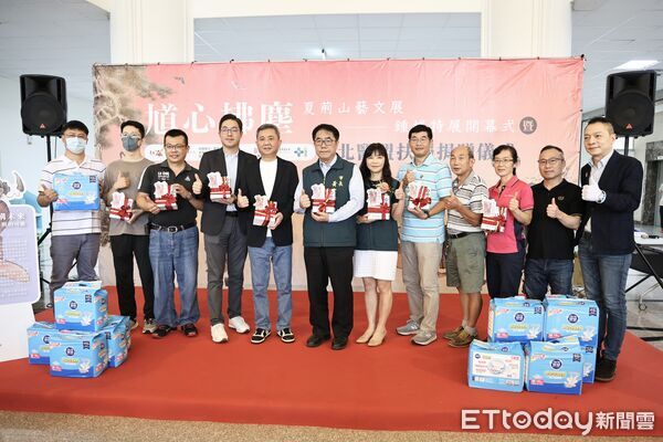 ▲台南市長黃偉哲1日出席鍾馗特展開幕儀式，代表市府接受公益捐贈物資。（記者林東良翻攝，下同）