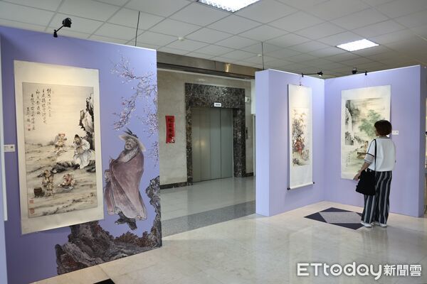 ▲台南市長黃偉哲1日出席鍾馗特展開幕儀式，代表市府接受公益捐贈物資。（記者林東良翻攝，下同）