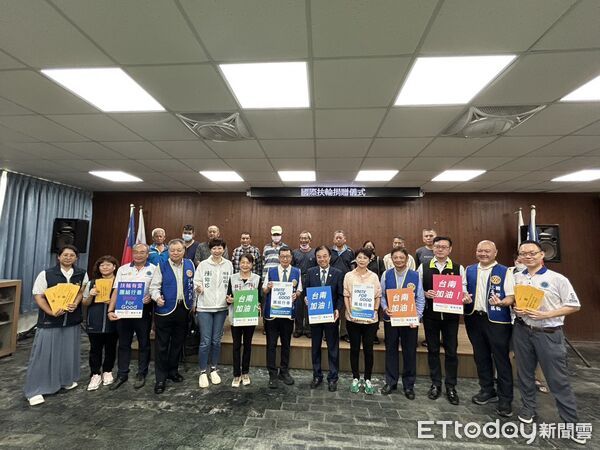 ▲國際扶輪3521地區在將軍區公所舉行捐贈儀式，發放每戶1萬元慰助金，協助丹娜絲災民重建生活。（記者林東良翻攝，下同）