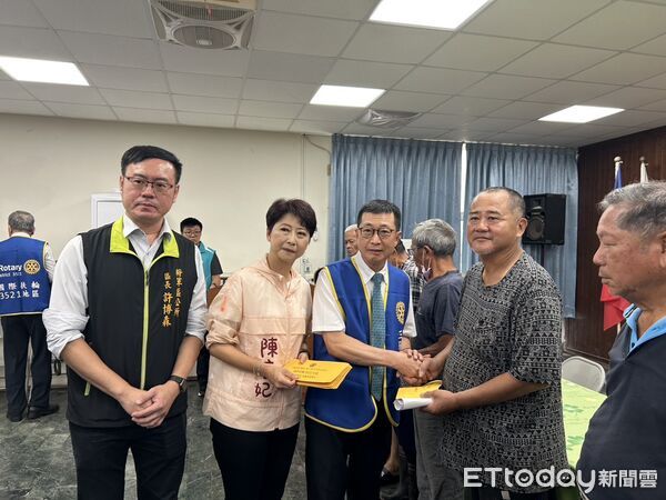 ▲國際扶輪3521地區在將軍區公所舉行捐贈儀式，發放每戶1萬元慰助金，協助丹娜絲災民重建生活。（記者林東良翻攝，下同）