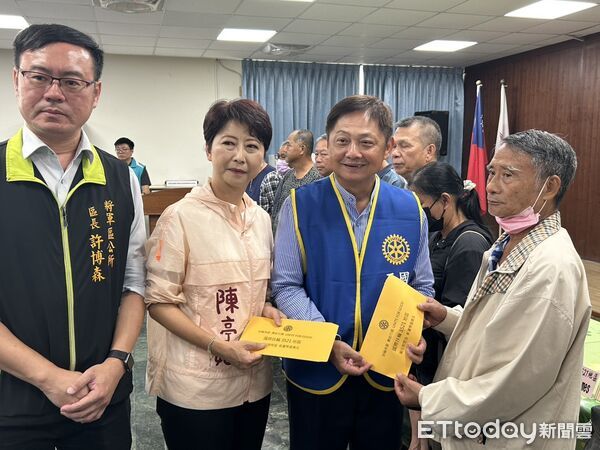▲國際扶輪3521地區在將軍區公所舉行捐贈儀式，發放每戶1萬元慰助金，協助丹娜絲災民重建生活。（記者林東良翻攝，下同）
