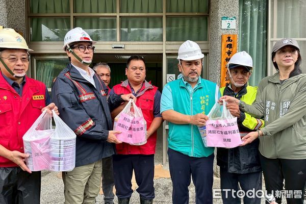 ▲高雄市長陳其邁今日前進山區關心救災進度、送物資。（圖／記者許宥孺翻攝）