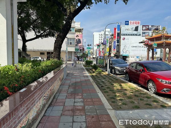 ▲台南市公園國小周邊步道改善完工，提供寬敞人行空間與安全接送動線。（記者林東良翻攝，下同）
