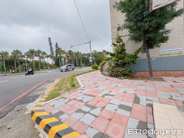▲台南市公園國小周邊步道改善完工，提供寬敞人行空間與安全接送動線。（記者林東良翻攝，下同）