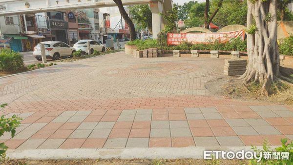 ▲台南市公園國小周邊步道改善完工，提供寬敞人行空間與安全接送動線。（記者林東良翻攝，下同）