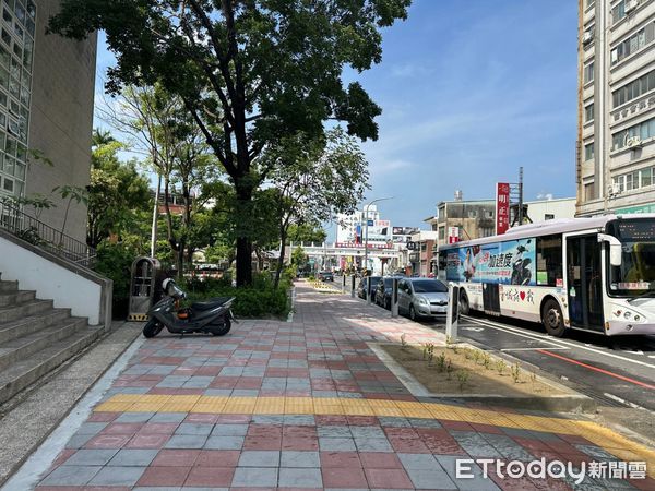 ▲台南市公園國小周邊步道改善完工，提供寬敞人行空間與安全接送動線。（記者林東良翻攝，下同）