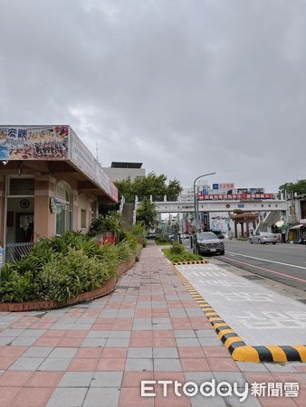 ▲台南市公園國小周邊步道改善完工，提供寬敞人行空間與安全接送動線。（記者林東良翻攝，下同）