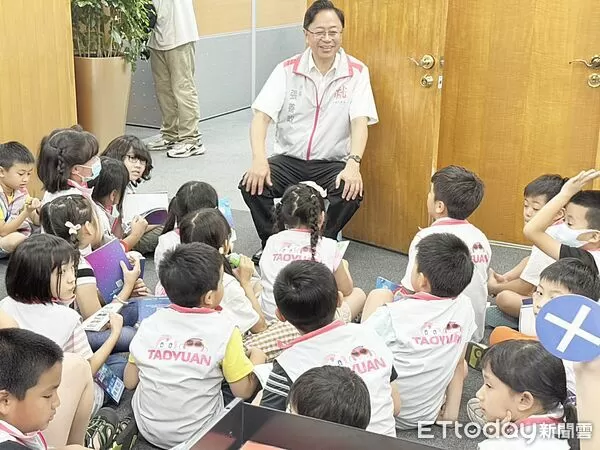 ▲邁入第三屆的「桃園小小市長暨市政體驗營」，數十位小市長今天下午進入市長室，與市長張善政面對面近距離接觸。（圖／記者沈繼昌攝）