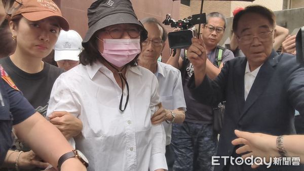 ▲▼黃呂錦茹完成交保手續，離開北院。（圖／記者黃哲民攝）