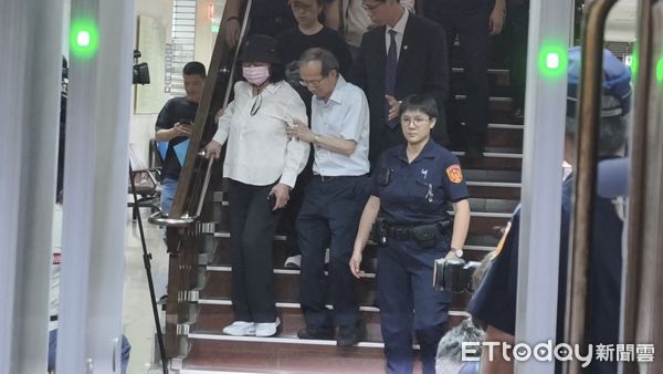 ▲▼黃呂錦茹完成交保手續，離開北院。（圖／記者黃哲民攝）