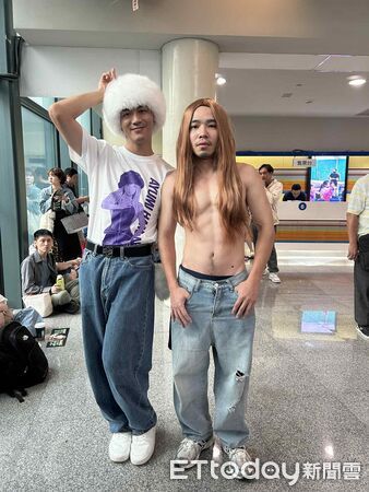 ▲▼直擊／濱崎步小巨蛋開唱！場外驚現「裸上身造型」　馬丁、泰辣長髮遮兩點。（圖／記者吳睿慈攝）