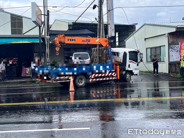 ▲▼台18線阿里山公路車禍　小貨車「自撞電桿」駕駛雙腿骨折。（圖／記者翁伊森翻攝）