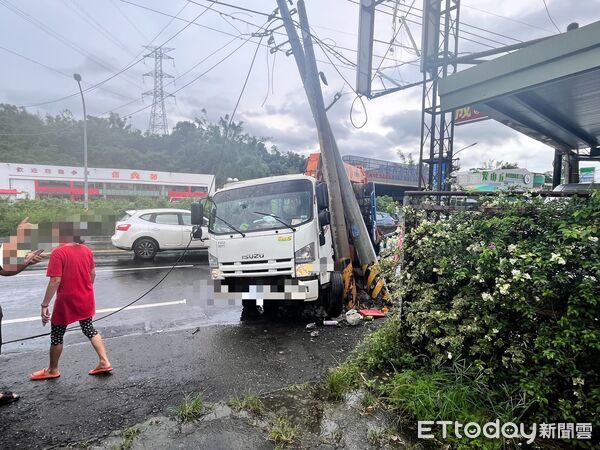 ▲▼台18線阿里山公路車禍　小貨車「自撞電桿」駕駛雙腿骨折。（圖／記者翁伊森翻攝）