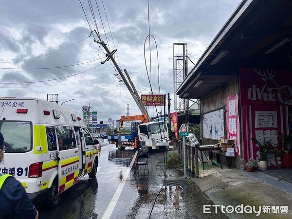 ▲▼台18線阿里山公路車禍　小貨車「自撞電桿」駕駛雙腿骨折。（圖／記者翁伊森翻攝）