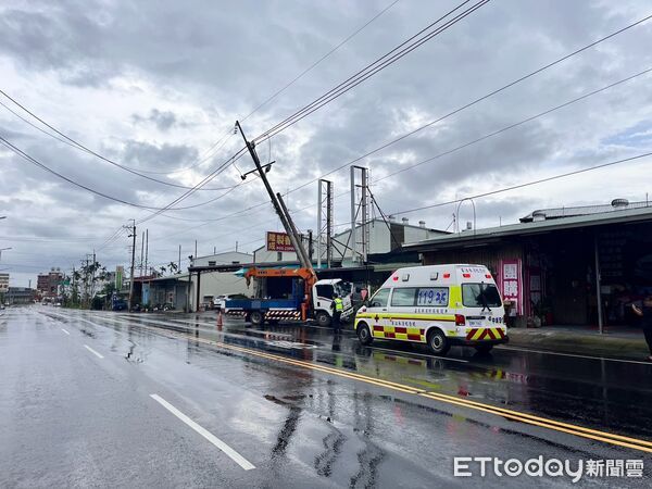 ▲▼台18線阿里山公路車禍　小貨車「自撞電桿」駕駛雙腿骨折。（圖／記者翁伊森翻攝）