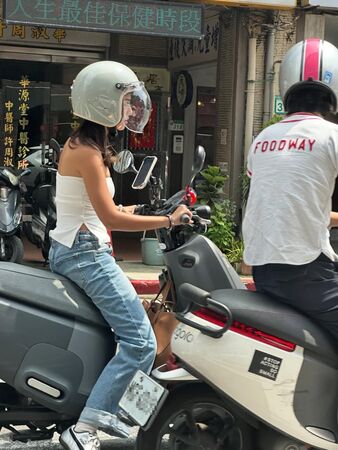 ▲▼若盈和Ian騎車出遊。（圖／網友Shellyfu0825授權提供，請勿任意翻攝，以免侵權）