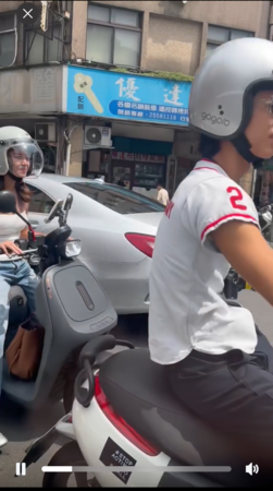 ▲▼若盈和Ian騎車出遊。（圖／網友Shellyfu0825授權提供，請勿任意翻攝，以免侵權）