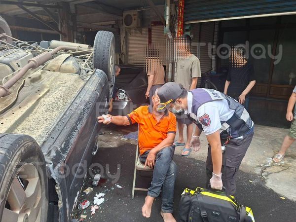 ▲63歲男子闖禍之後，坐在椅子上，旁邊居民議論紛紛             。（圖／記者吳奕靖翻攝）