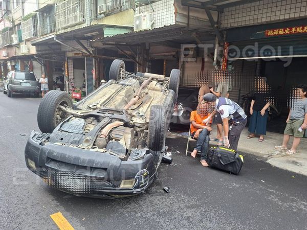 ▲63歲男子闖禍之後，坐在椅子上，旁邊居民議論紛紛             。（圖／記者吳奕靖翻攝）