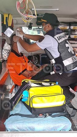 ▲63歲男子闖禍之後，坐在椅子上，旁邊居民議論紛紛             。（圖／記者吳奕靖翻攝）